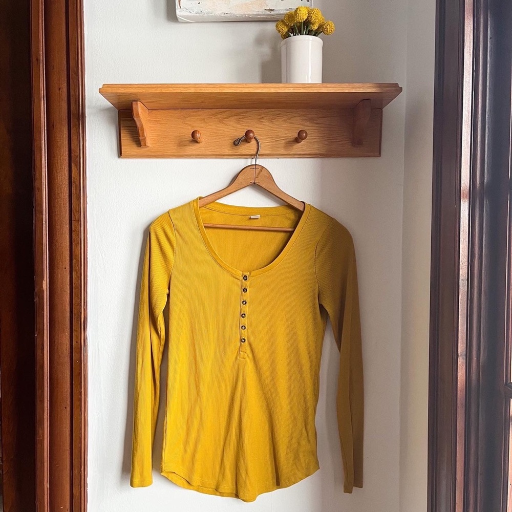 OLD NAVY long sleeved ribbed Henley tee